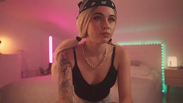 Snapshot of Sarah_Pink chatting on 01/26/25, 05:23 Sarah Pink online show from 01/26/25, 05:23