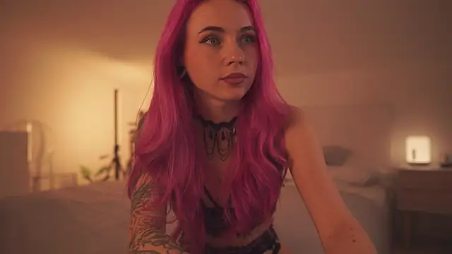 Snapshot of Sarah_Pink chatting on 02/07/25, 05:18 Sarah Pink online show from 02/07/25, 05:18