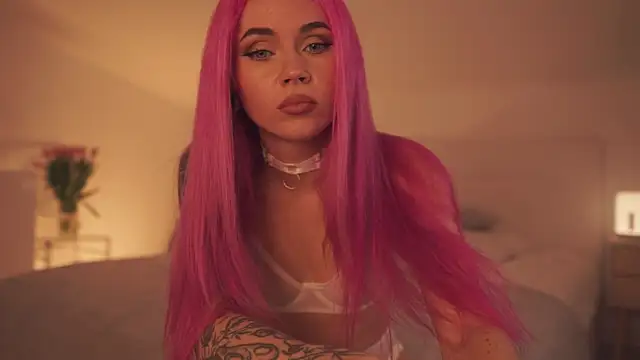 Snapshot of Sarah_Pink chatting on 02/15/25, 05:39 Sarah Pink online show from 02/15/25, 05:39