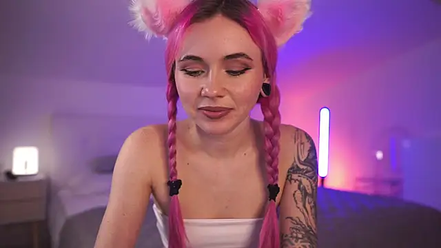 Snapshot of Sarah_Pink chatting on 03/09/25, 05:28 Sarah Pink online show from 03/09/25, 05:28