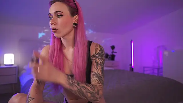 Snapshot of Sarah_Pink chatting on 03/22/25, 05:20 Sarah Pink online show from 03/22/25, 05:20