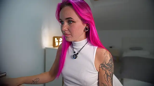 Snapshot of Sarah_Pink chatting on 09/27/25, 06:35 Sarah Pink online show from 09/27/25, 06:35