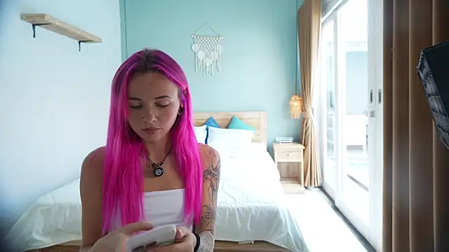 Snapshot of Sarah_Pink chatting on 10/06/25, 03:48 Sarah Pink online show from 10/06/25, 03:48