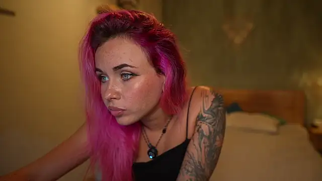 Sarah Pink online show from 11/13/25, 01:21