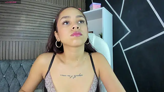 Snapshot of CarolineFyre chatting on 02/03/26, 12:32 CarolineFyre online show from 02/03/26, 12:32