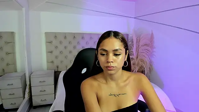 Snapshot of CarolineFyre chatting on 03/06/26, 12:34 CarolineFyre online show from 03/06/26, 12:34