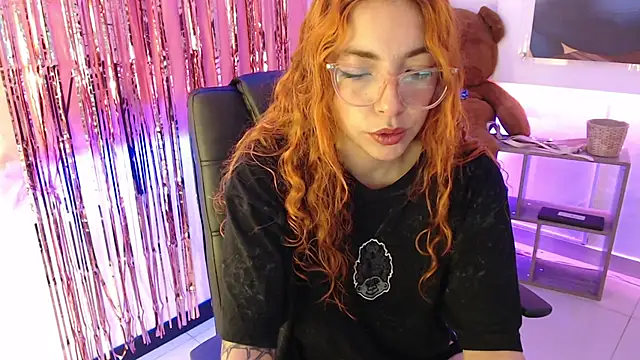 Snapshot of mere_in_redd chatting on 05/04/26, 12:12 mere in redd online show from 05/04/26, 12:12