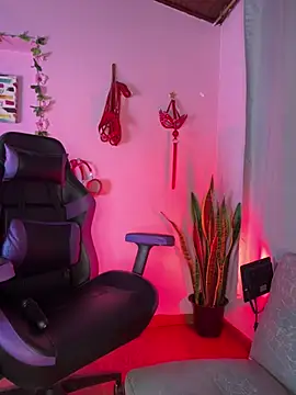 kenia thompsom01 online show from 04/17/26, 11:41