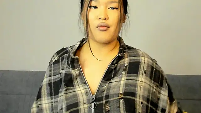 luna yum online show from 02/09/26, 06:12