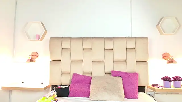 Kendall  11 online show from 04/18/26, 09:04