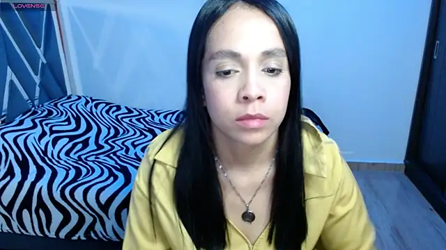 Snapshot of paula_lopez__ chatting on 05/21/26, 11:01 paula lopez online show from 05/21/26, 11:01