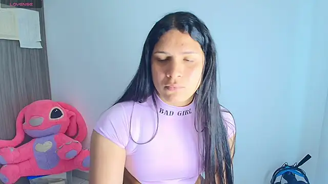 Snapshot of alys_love chatting on 05/26/26, 04:25 alys love online show from 05/26/26, 04:25