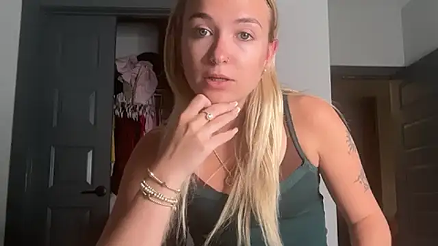 Snapshot of kelseyblu chatting on 05/07/26, 12:16 kelseyblu online show from 05/07/26, 12:16