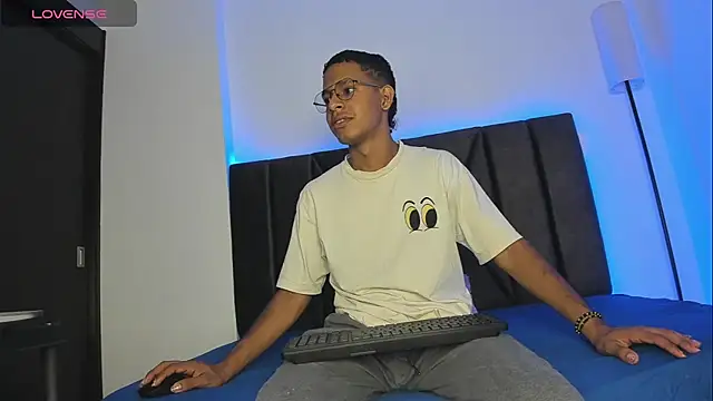 Snapshot of StellayDrake chatting on 02/20/26, 01:33 StellayDrake online show from 02/20/26, 01:33