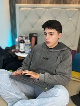 Samu Hott online show from 04/08/26, 08:20