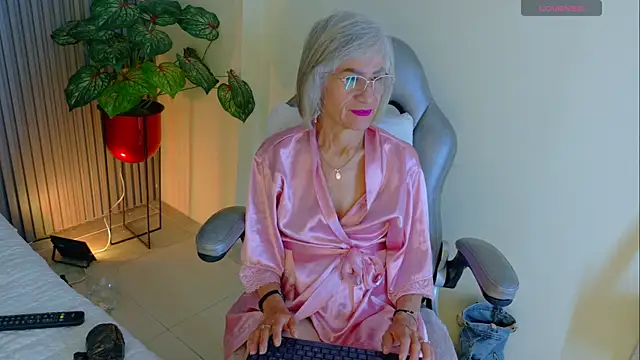 Snapshot of miss_monserrate01 chatting on 07/11/26, 02:42 miss monserrate01 online show from 07/11/26, 02:42