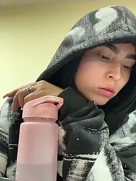 Sara Fernandez  online show from 03/11/26, 03:18