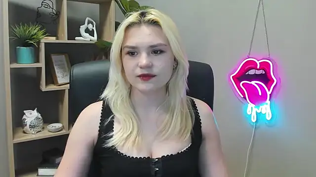 Snapshot of SweetLilyxo chatting on 04/22/26, 06:27 SweetLilyxo online show from 04/22/26, 06:27