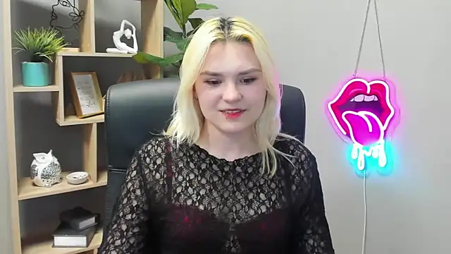 Snapshot of SweetLilyxo chatting on 04/23/26, 12:29 SweetLilyxo online show from 04/23/26, 12:29