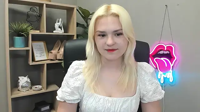 Snapshot of SweetLilyxo chatting on 05/13/26, 06:33 SweetLilyxo online show from 05/13/26, 06:33