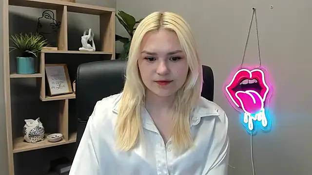 Snapshot of SweetLilyxo chatting on 05/19/26, 01:28 SweetLilyxo online show from 05/19/26, 01:28