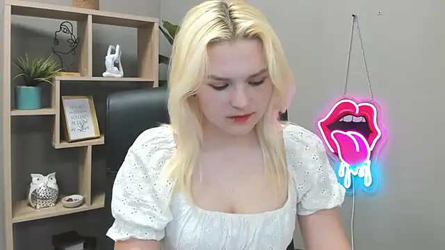 Snapshot of SweetLilyxo chatting on 05/27/26, 06:32 SweetLilyxo online show from 05/27/26, 06:32