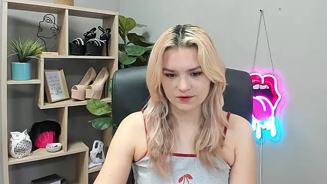 Snapshot of SweetLilyxo chatting on 07/21/26, 06:27 SweetLilyxo online show from 07/21/26, 06:27