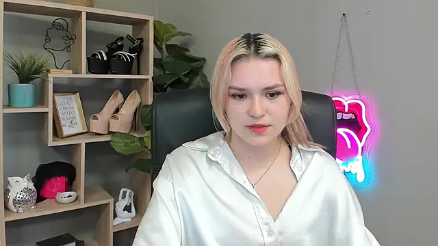 Snapshot of SweetLilyxo chatting on 07/22/26, 01:47 SweetLilyxo online show from 07/22/26, 01:47