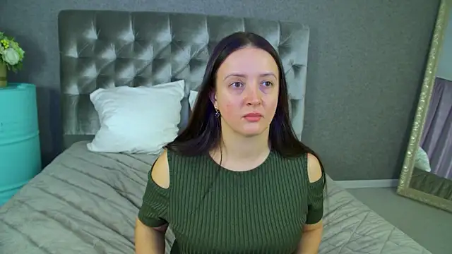 Snapshot of ElinaBellucci chatting on 03/05/26, 04:41 ElinaBellucci online show from 03/05/26, 04:41