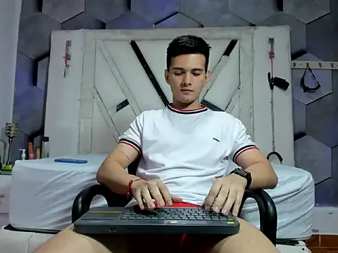 Snapshot of GoldenBoyM chatting on 06/17/26, 03:42 GoldenBoyM online show from 06/17/26, 03:42