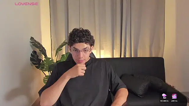 Snapshot of Axel_Creed chatting on 02/21/26, 04:02 Axel Creed online show from 02/21/26, 04:02