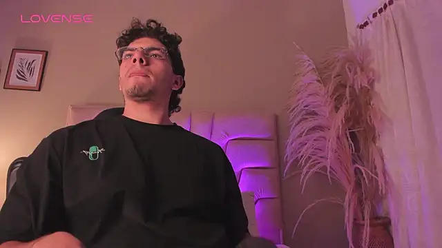 Snapshot of Axel_Creed chatting on 02/28/26, 03:51 Axel Creed online show from 02/28/26, 03:51