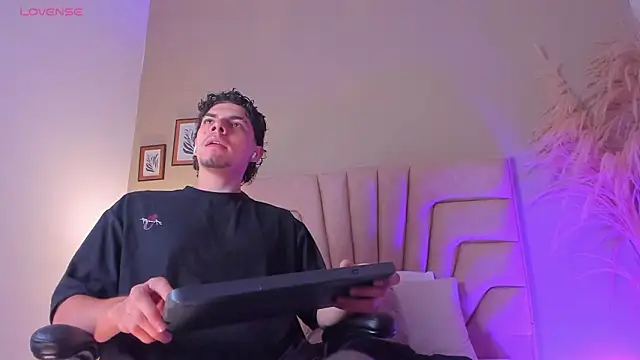 Snapshot of Axel_Creed chatting on 03/05/26, 01:18 Axel Creed online show from 03/05/26, 01:18