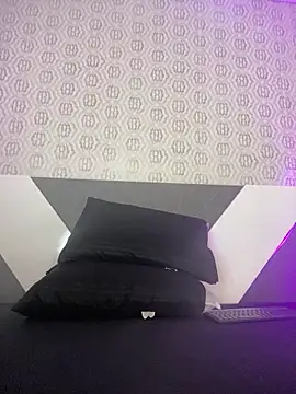 Mia rivers   online show from 04/12/26, 07:41