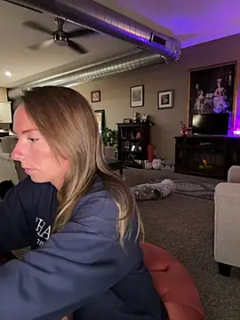 Snapshot of mooviebaby chatting on 02/26/26, 01:26 mooviebaby online show from 02/26/26, 01:26