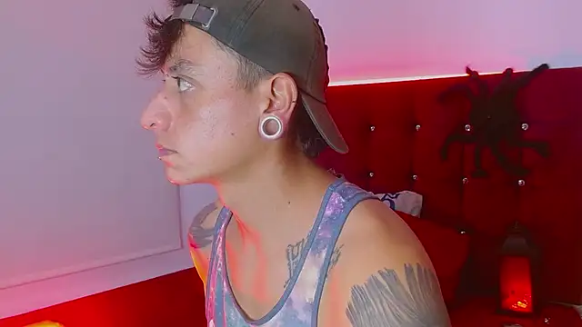 Snapshot of SkinnyDevil12 chatting on 03/09/26, 03:32 SkinnyDevil12 online show from 03/09/26, 03:32