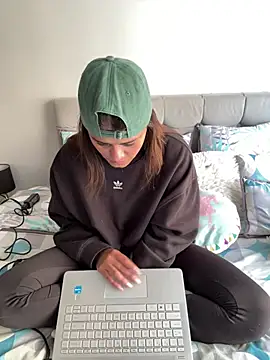 RachelWeisz  online show from 04/18/26, 07:07