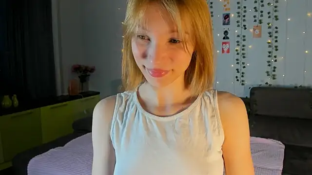 Snapshot of Kiracute18 chatting on 05/13/26, 04:15 Kiracute18 online show from 05/13/26, 04:15