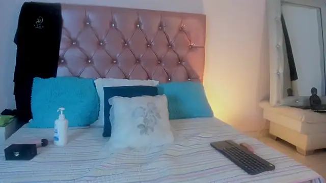 shantall cruzz online show from 03/18/26, 03:42