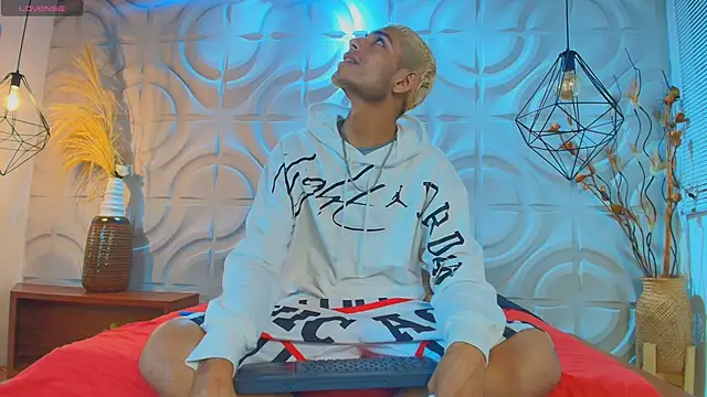 ItsZairen online show from 03/26/26, 03:23