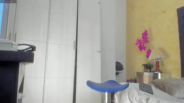 Snapshot of VeronikaBloom_ chatting on 06/04/26, 05:35 VeronikaBloom online show from 06/04/26, 05:35