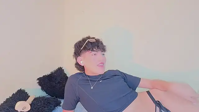 Snapshot of max_femboy chatting on 07/14/26, 05:23 max femboy online show from 07/14/26, 05:23