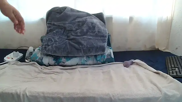 Snapshot of Sweet-Bella17 chatting on 04/26/26, 02:26 Sweet-Bella17 online show from 04/26/26, 02:26