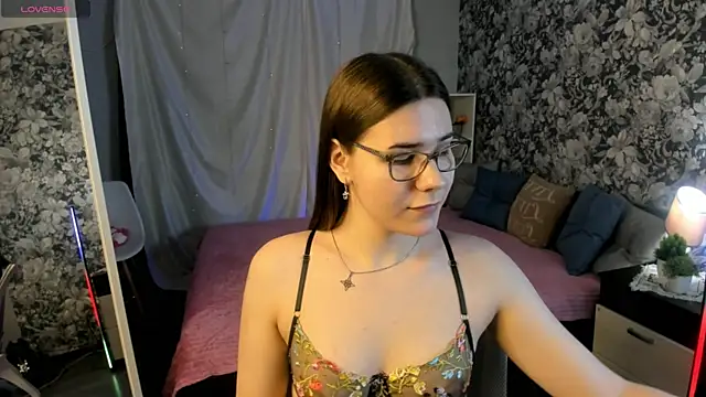 Snapshot of Coraline_kitty chatting on 05/19/26, 11:38 Coraline kitty online show from 05/19/26, 11:38