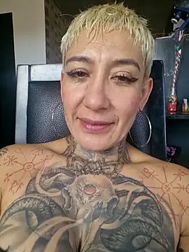 Snapshot of Everlyn_sexx chatting on 06/01/26, 08:10 Everlyn sexx online show from 06/01/26, 08:10