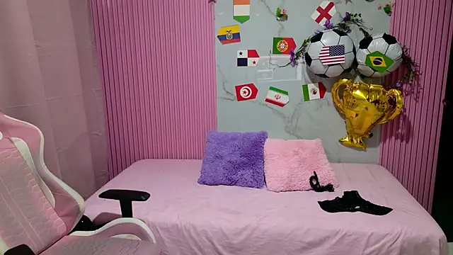 Snapshot of Sophie19__ chatting on 07/06/26, 12:24 Sophie19 online show from 07/06/26, 12:24