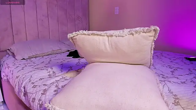 Ashley Beaomunt online show from 04/20/26, 02:53