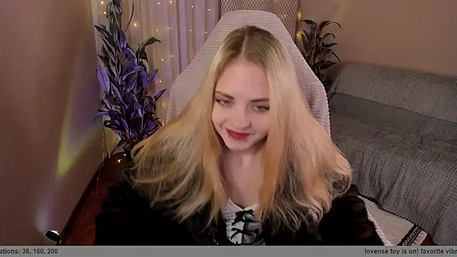Snapshot of Astralil_ chatting on 05/13/26, 01:36 Astralil online show from 05/13/26, 01:36