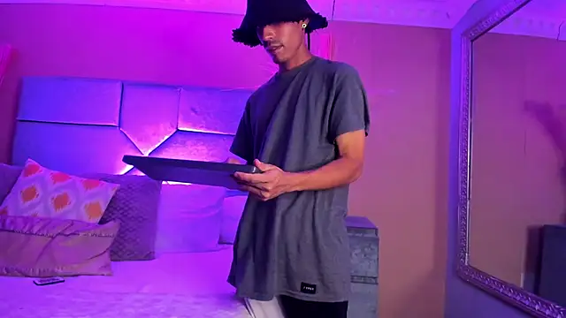 NoaahTylor online show from 05/17/26, 03:48