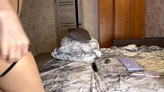 yourselenas online show from 04/05/26, 04:15